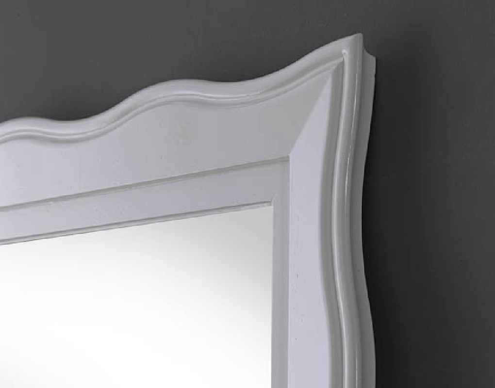 Standspiegel Modell Farchant, Glänzend weiß lackiert, Form: konturiert, Herstellung: ASR-Rahmendesign Material: Holz, Wandspiegel, Ansicht Innenbereich, Eckausschnitt