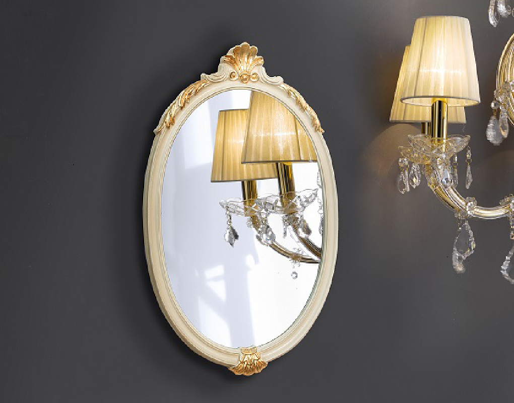 Model Larisa, oval, Finishing: lackiertes Elfenbein mit Blattgolddetails, Herstellung: ASR-Rahmendesign Material: Holz, Ansicht Innenbereich, an der Wand