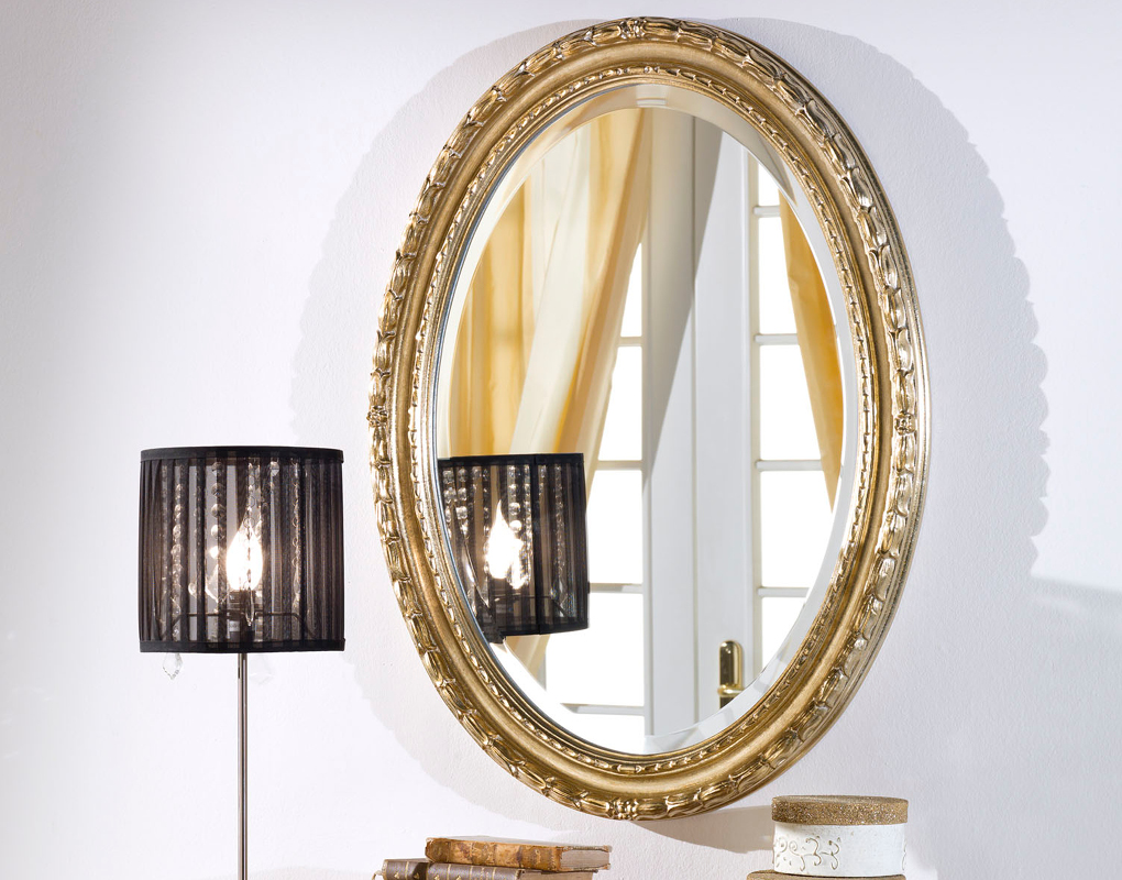 Goldener ovaler Spiegel "San Sebastian" in Raum