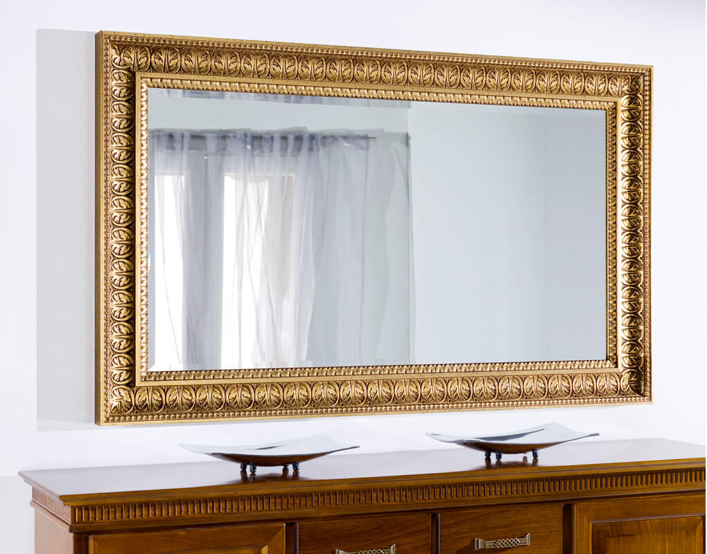 Goldener Spiegel "Avignon" mit Blattmuster in Raum