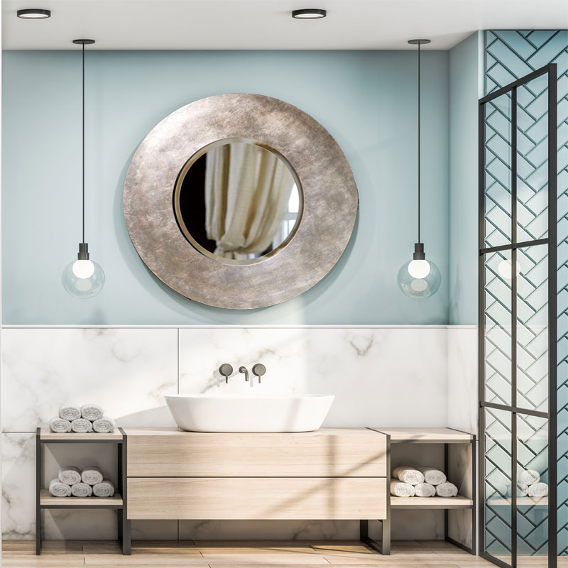 Silberner Wandspiegel rund in Badezimmer