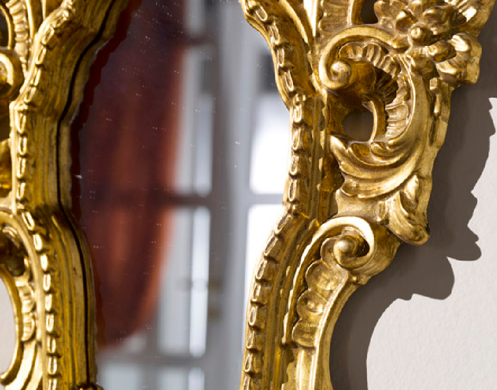 Barockspiegel Modell Wallenfels, Blattgold, Form: konturiert, perforiert, Herstellung: ASR-Rahmendesign Material: Holz, Wandspiegel, Ansicht Innenbereich, Eckausschnitt
