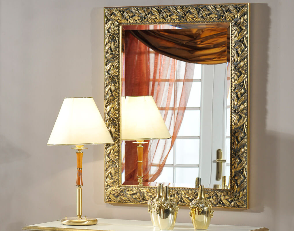 Goldener Spiegel Luzern mit Blattmuster in Raum