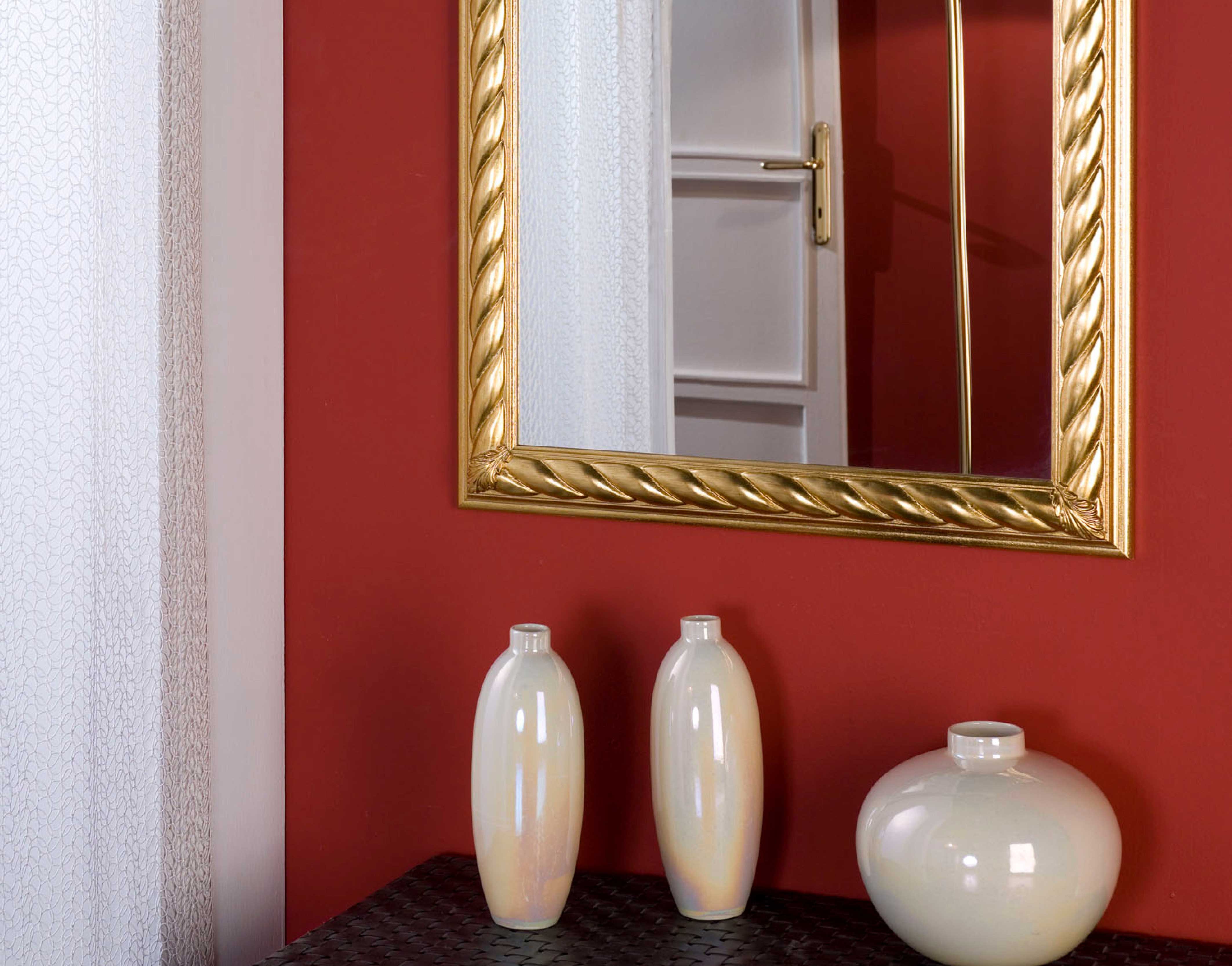 Wandspiegel Modell Ravenna, Finishing: Blattgold, Spiegel: Facettenspiegel, Style: klassisch, an der Wand Teilansicht