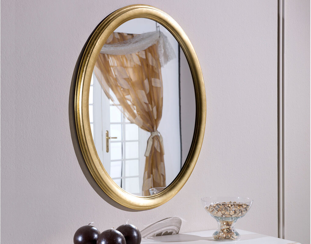 Ovaler goldener Spiegel "Linz" in Raum