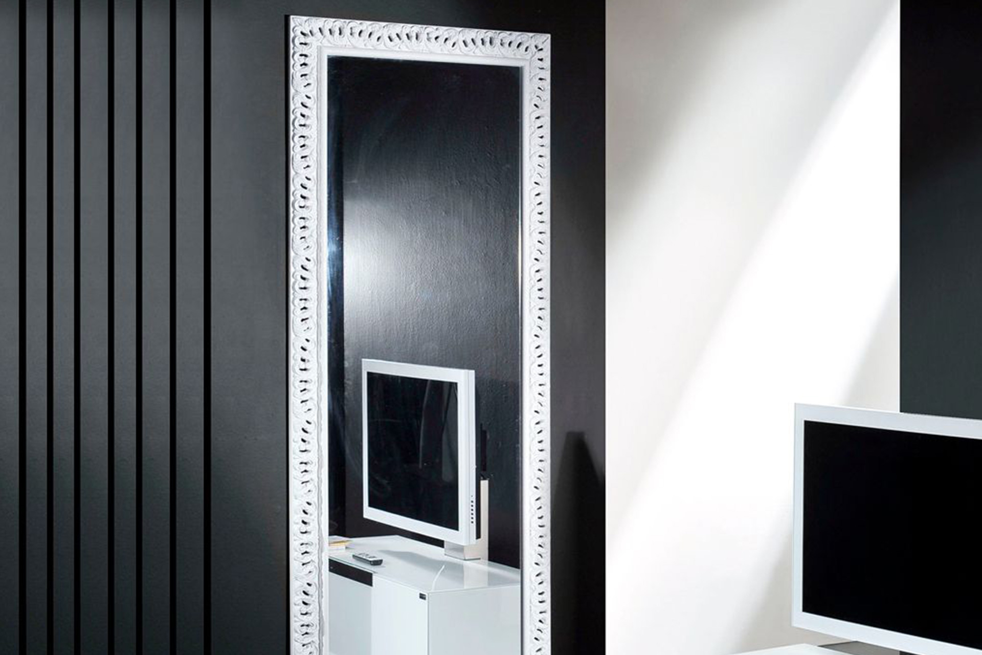 Modell Trent, rechteckig, Farbe: glänzend weiß lackiert, Herstellung: ASR-Rahmendesign Material: Holz, Spiegel glatt, Frontansicht an der Wand