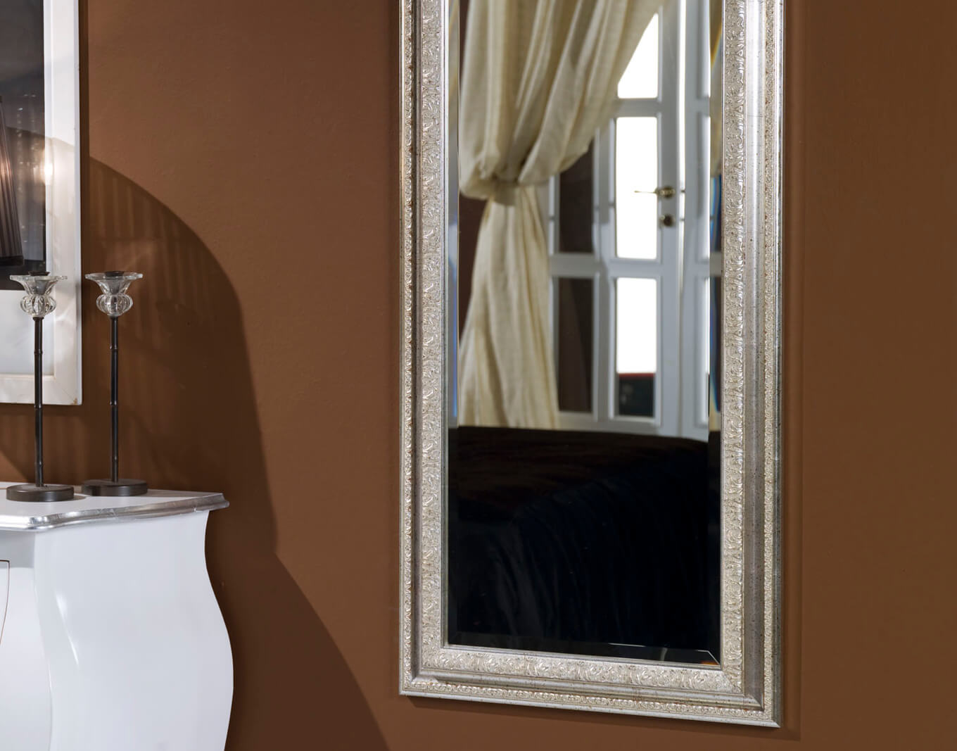 Langer silberner Spiegel "Salamanca" in Raum