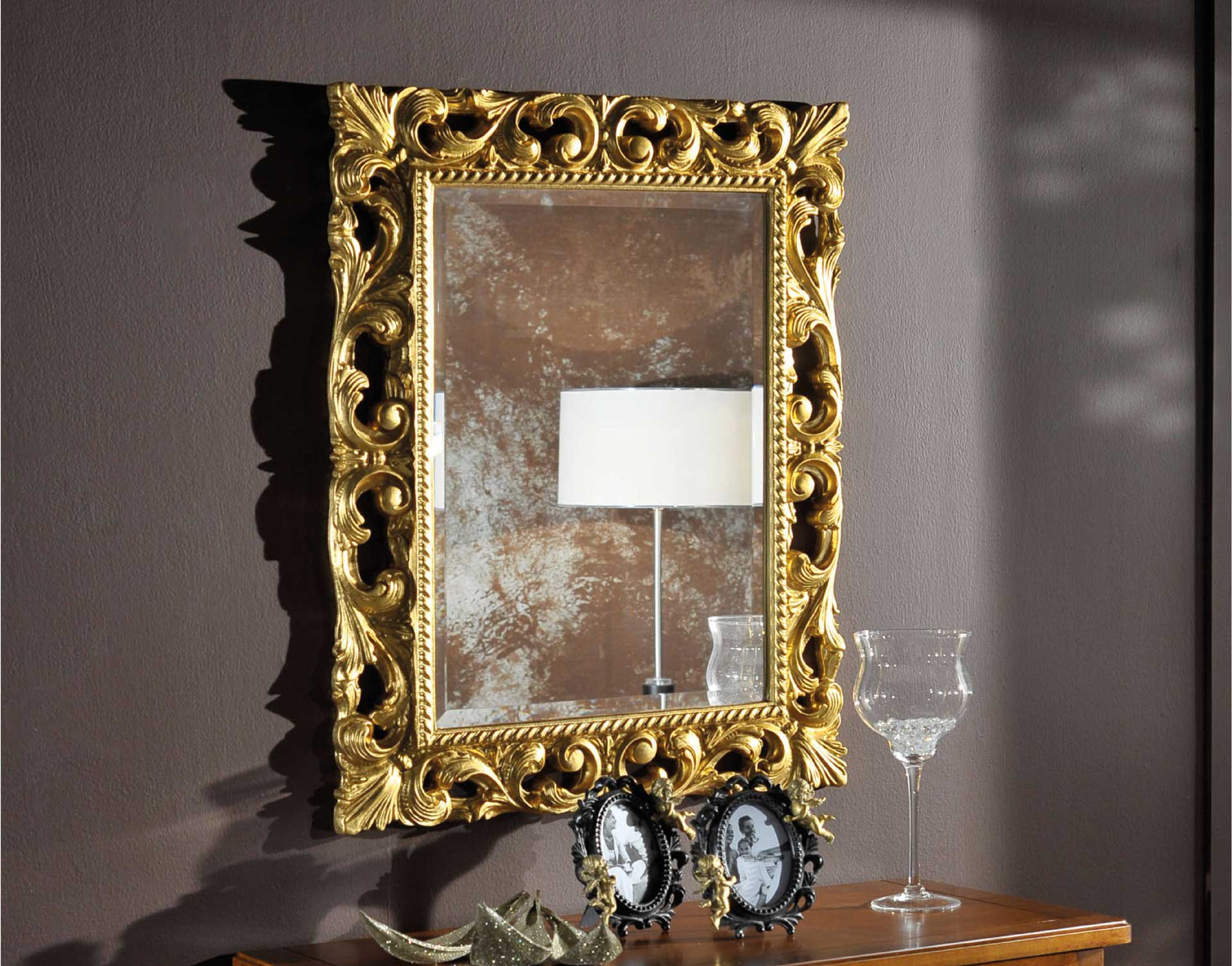 Barockspiegel Modell Ulm, helles Blattgold, an der Wand