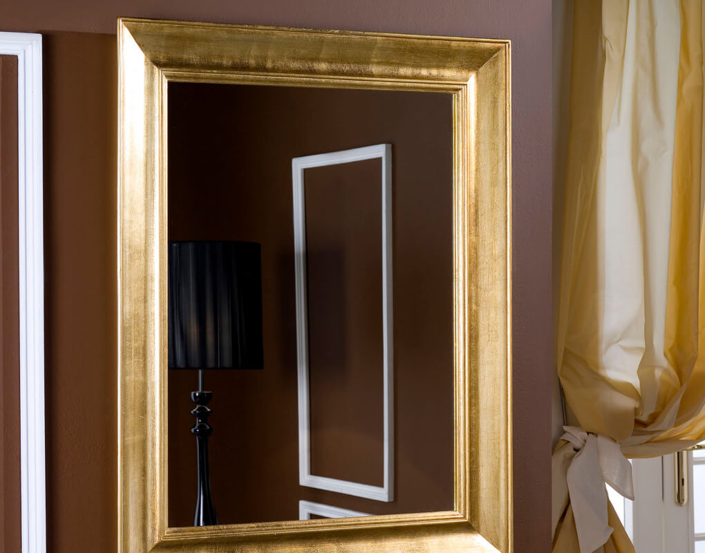 Goldener Spiegel "Kaunaus" in Raum