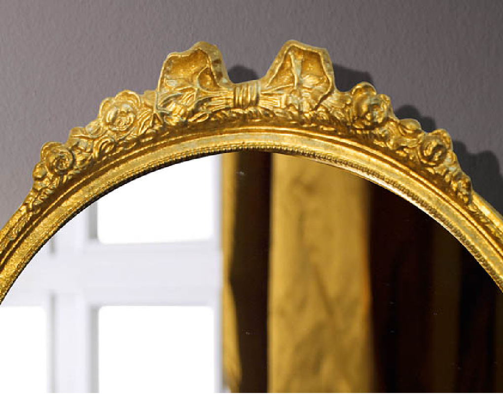 Modell Antoinette, oval, Finishing: Blattgold, Herstellung: ASR-Rahmendesign Material: Holz, Ansicht Innenbereich, an der Wand