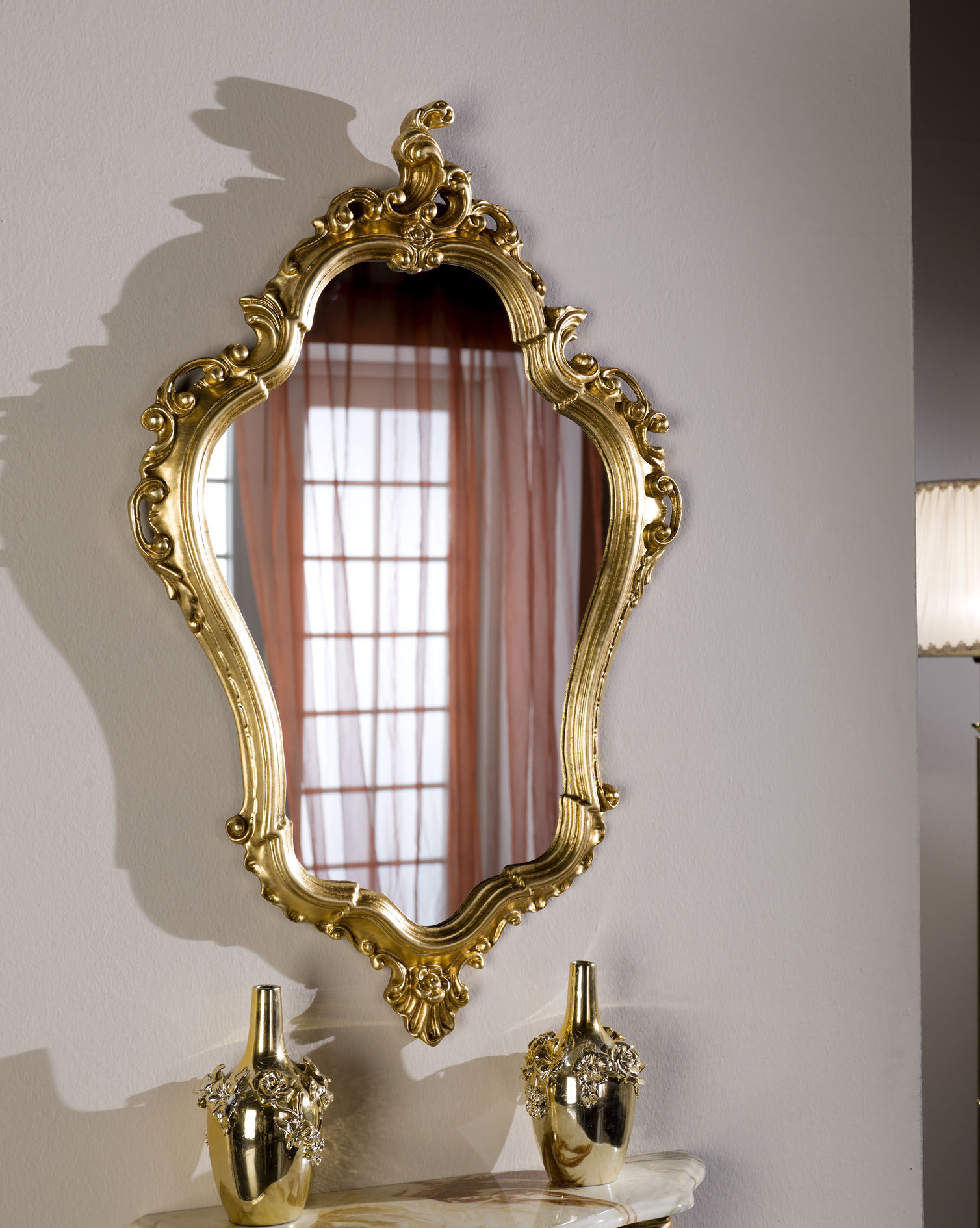 Barockspiegel Modell Katharina, Form konturiert, Finishing Blattgold, Style klassisch, Ansicht groß an Wand hängend