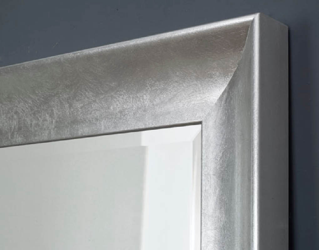 Modell Sevilla, rechteckig, Farbe: helles Blattsilber, Herstellung: ASR-Rahmendesign Material: Holz, Spiegel Facette, Ansicht Ausschnitt Ecke