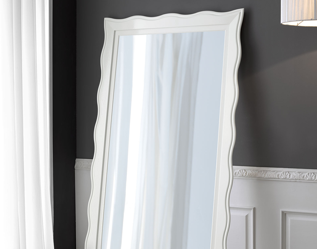 Standspiegel Modell Farchant, Glänzend weiß lackiert, Form: konturiert, Herstellung: ASR-Rahmendesign Material: Holz, Wandspiegel, Ansicht Innenbereich, an der Wand stehend